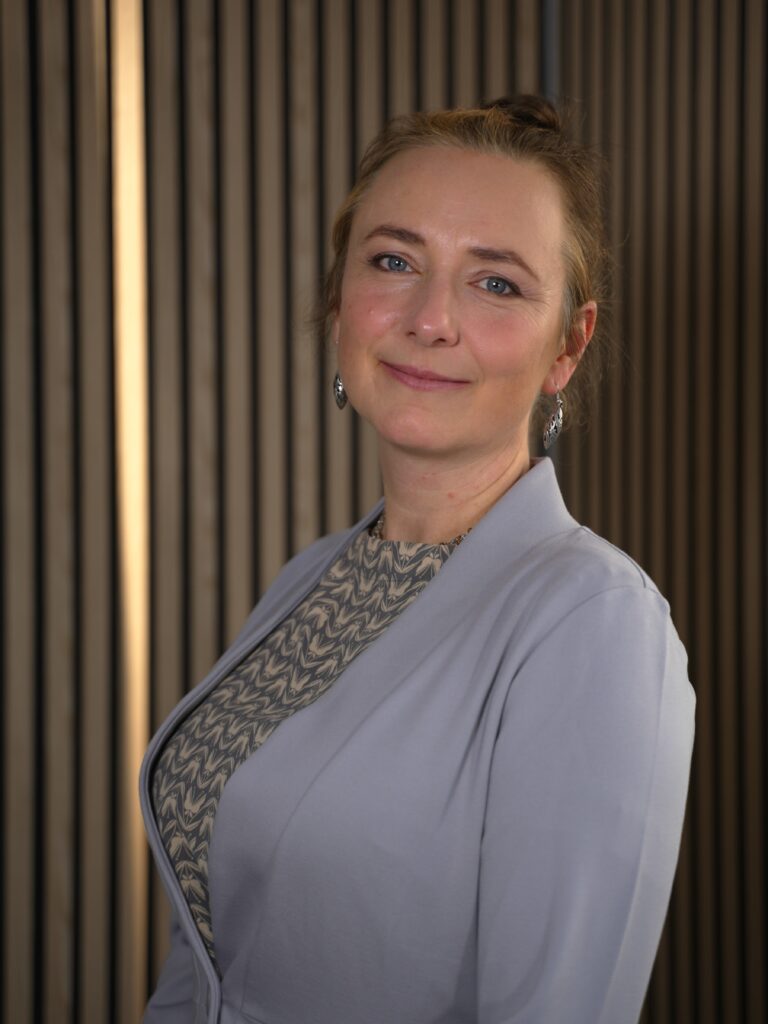 angol tolmács, Hungarian interpreter